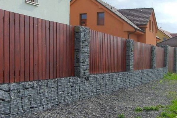 Hàng rào gạch đẹp kết hợp với gỗ tạo nên vẻ trang trọng và ấn tượng