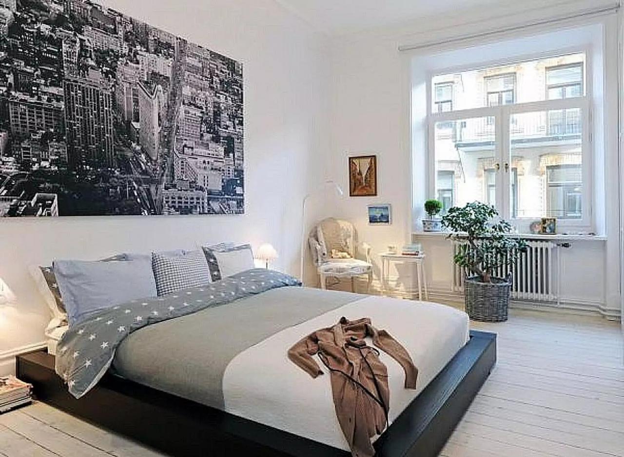 Căn phòng này ấn tượng nhờ bức tranh thành phố in đen trắng khổ lớn treo phía trên giường.