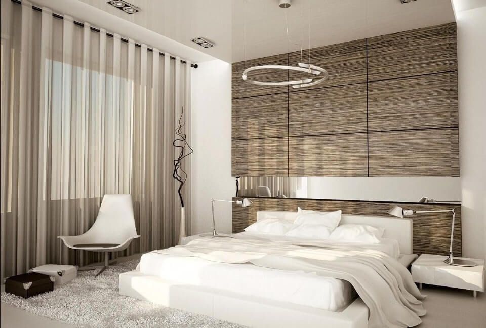 Ánh sáng làm nổi bật chiếc giường và bức tường gỗ.