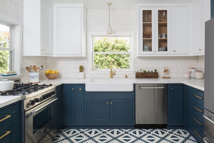 Căn bếp màu xanh trông rất đơn giản nhưng vẫn đầy đủ tiện nghi