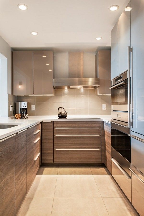 Vì không gian bếp nhỏ hạn chế nên gia chủ tận dụng tối đa chiều cao để thiết kế tủ bếp dựa vào tường.