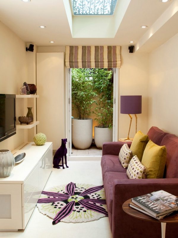 Phòng khách nổi bật với ghế sofa màu tím