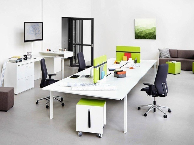 Tối ưu hóa không gian với thiết kế khu vực làm việc tập trung, 1 bàn và nhiều ghế