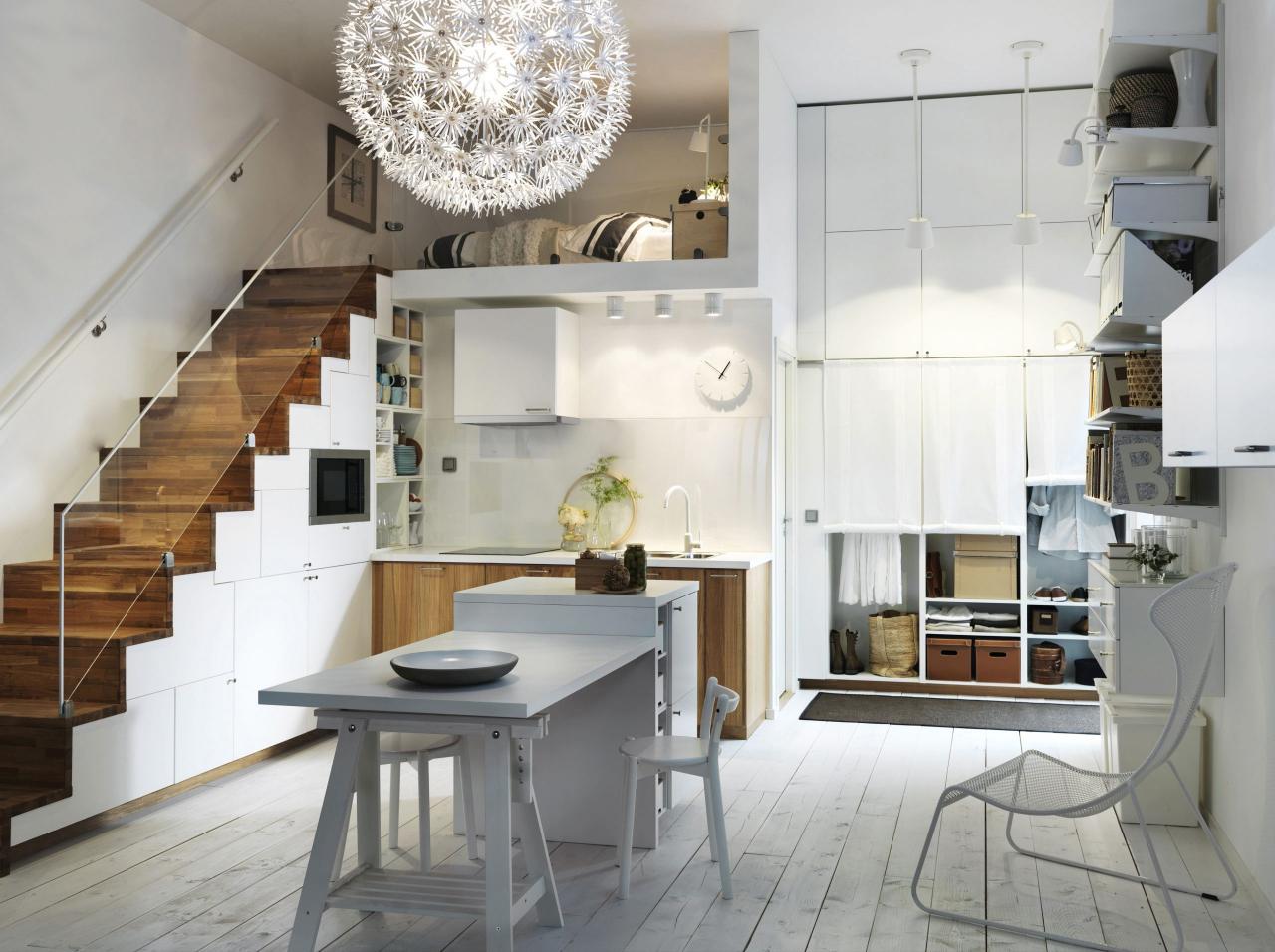 Căn bếp hiện đại tiện nghi được tích hợp hiệu quả với không gian gầm cầu thang.