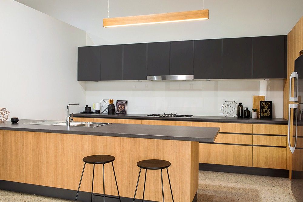 Phòng bếp được thiết kế với tông màu thuộc hành Thổ.