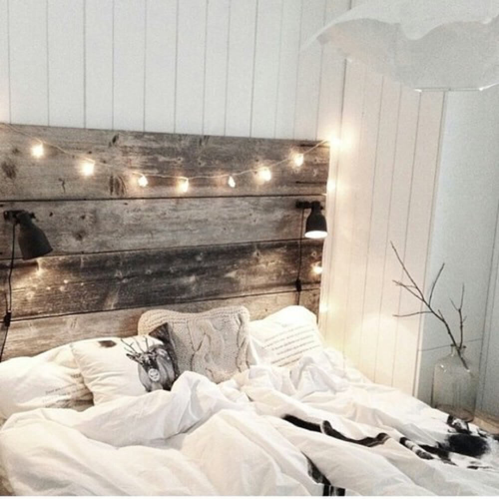 Đầu giường bằng gỗ toát lên nét rêu phong của thời gian