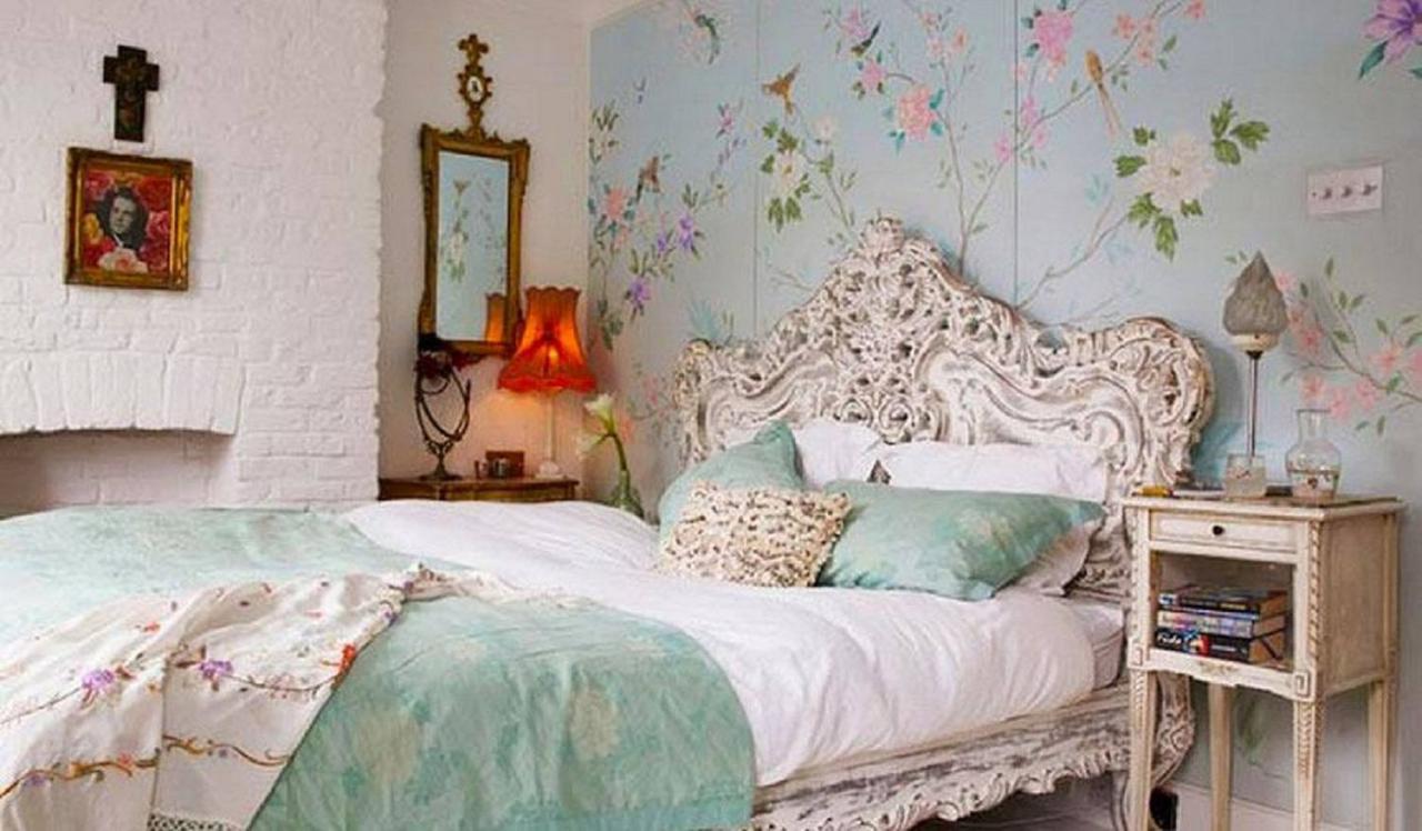 Bức tường đầu giường được trang trí bằng giấy hoa văn