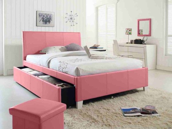 Giường nhựa hồng dành cho khách hàng trẻ tuổi