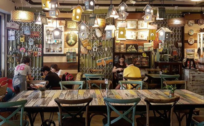 Thiết kế quán cafe retro mang đậm dấu ấn thời gian, vừa cổ điển vừa hiện đại, nhẹ nhàng nhưng cũng không kém phần sang trọng